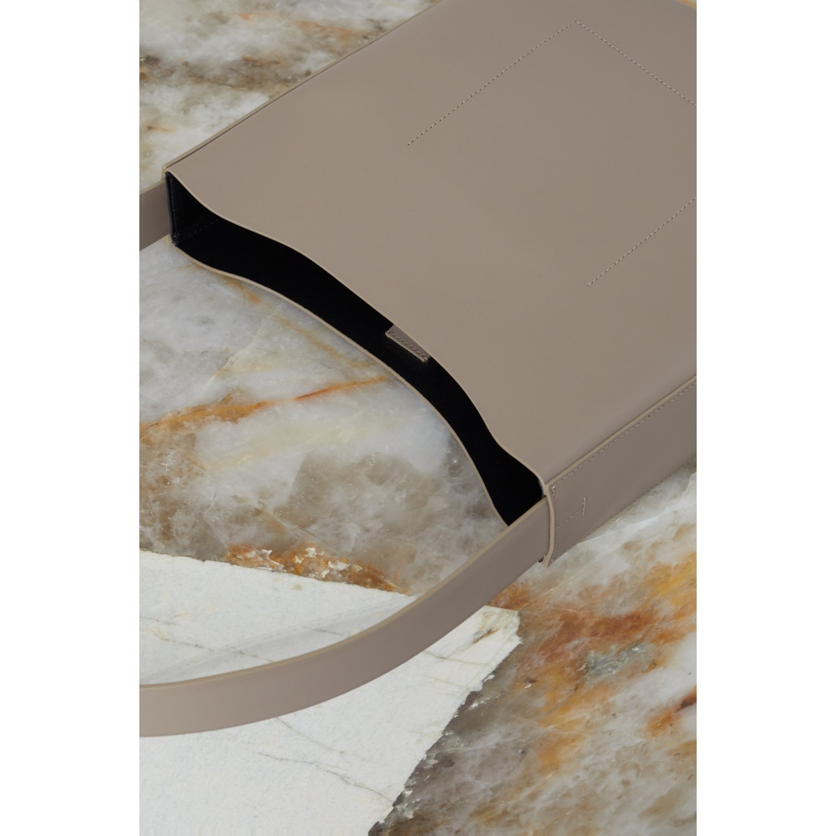 ClosedtaskeHalvrund-05