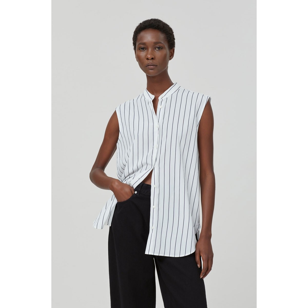 ClosedSleevelessShirtKortrmetSkjorteStribet-01