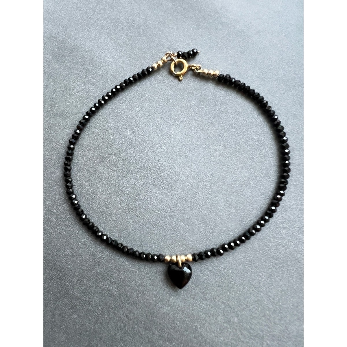 Line Nørgaard 05 Spinelarmbånd i 14 karat guld med små sorte hjerter